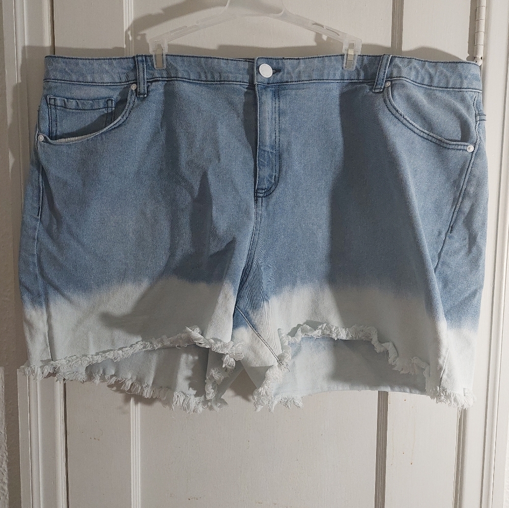 Lane Bryant Women's Shorts  Size 28 Mid-Rise Girlfriend Blue and White Ombre